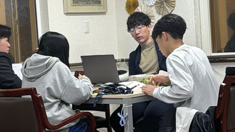 テーブルを囲んで話し合う、らいおんのまどの参加者