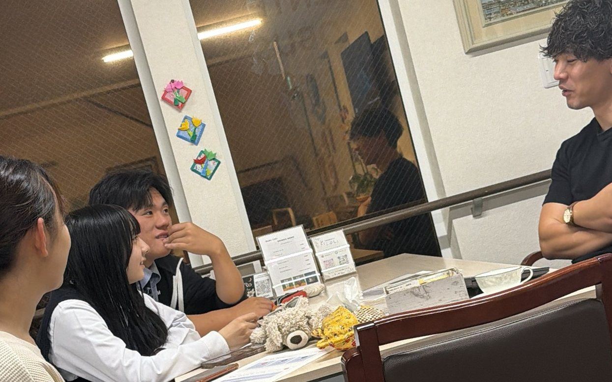 インクルーシブカフェで、スタッフとスタッフの子どもたちが会話する様子
